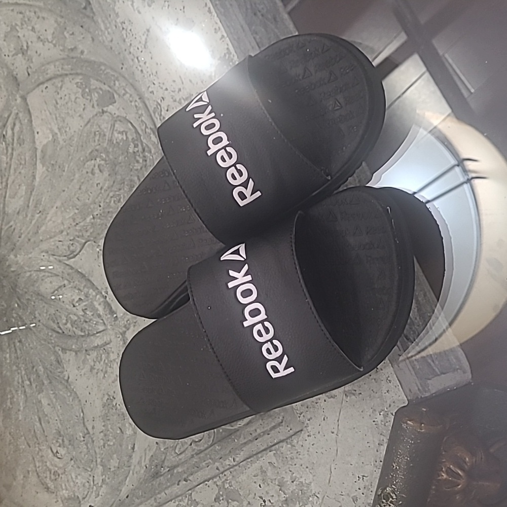 REEBOK MEN'S POOL SLIDES FLIP FLOPS SIZE 9 NEW